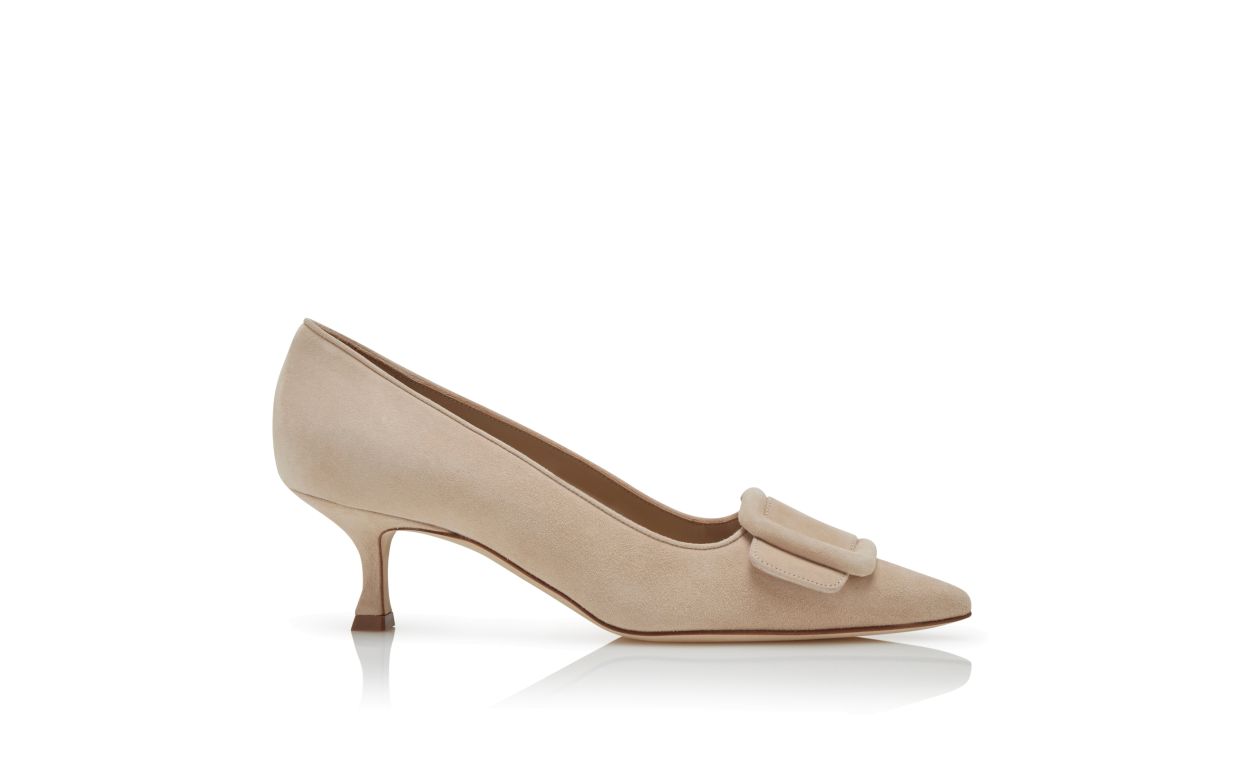 Escarpins en daim beige clair avec détail de boucle