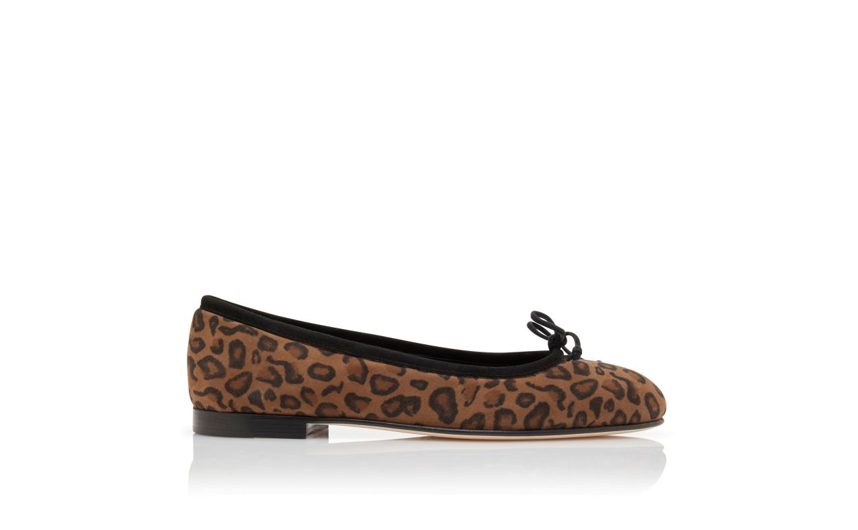 Chaussures plates ballerines en daim brun à motif animalier
