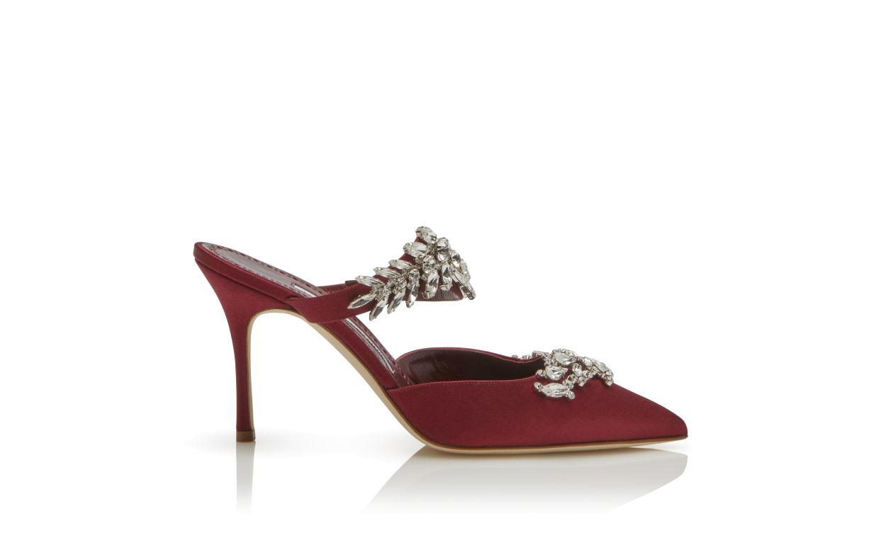 Mules en satin bordeaux ornées de cristaux