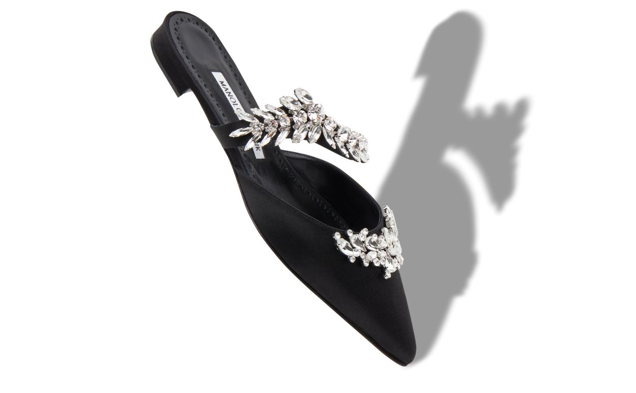 Mules plates en satin noir ornées de cristaux