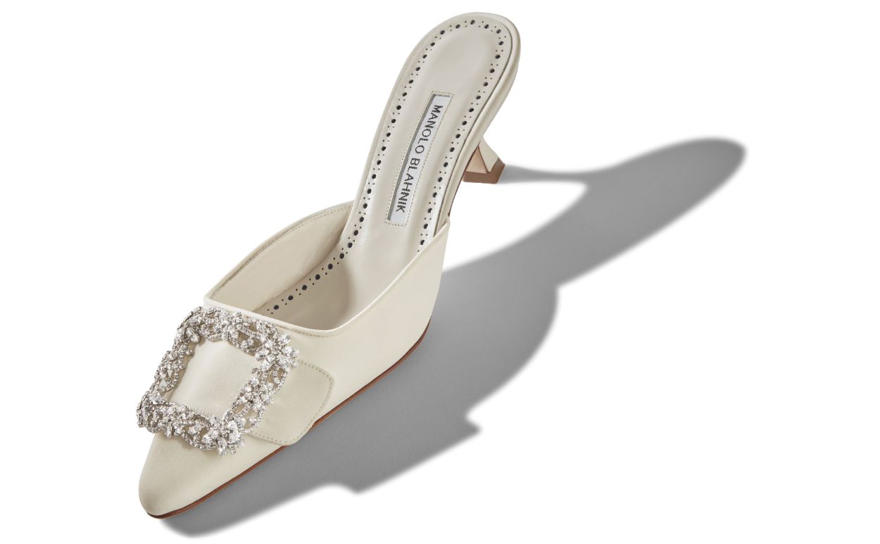 Mules en crêpe de Chine ivoire avec boucle bijou