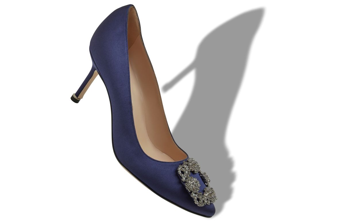 Pompes en satin bleu marine avec boucle bijou