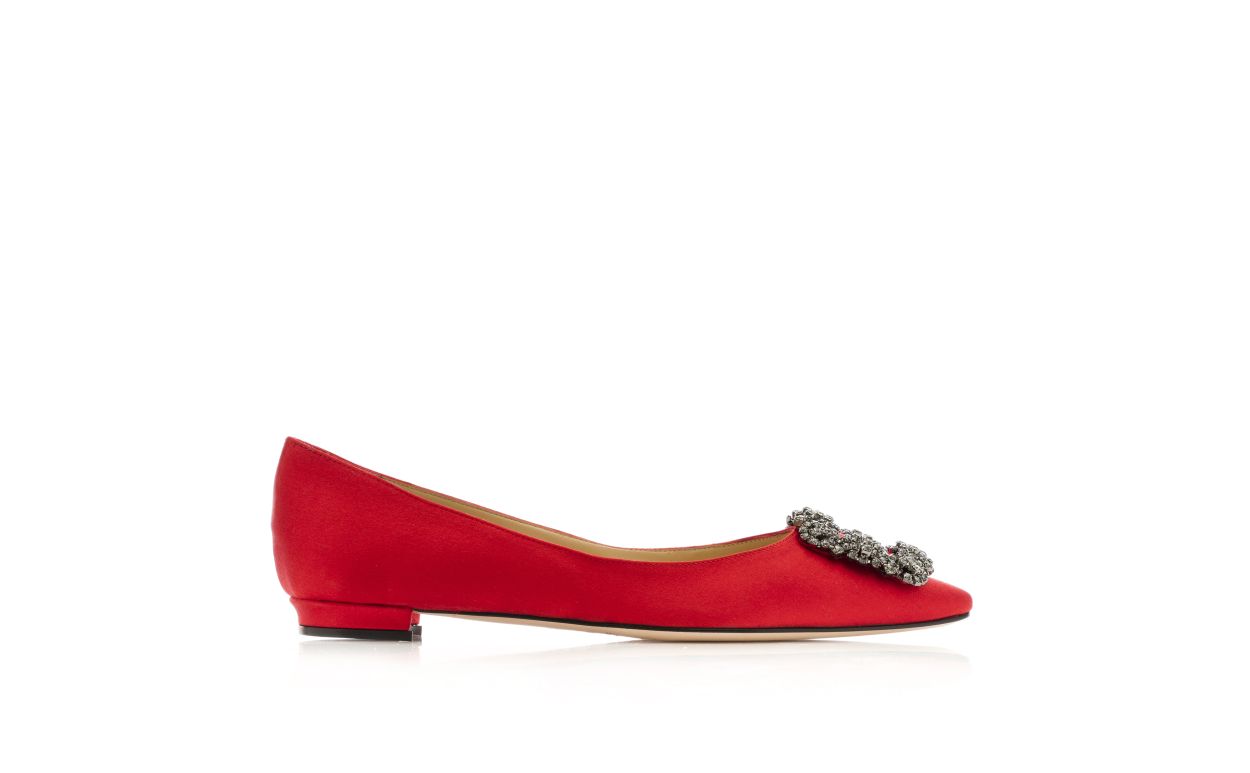 Escarpins plats à boucle de bijou en satin rouge