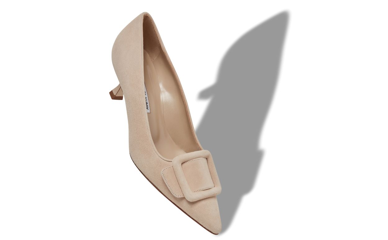 Escarpins en daim beige clair avec détail de boucle