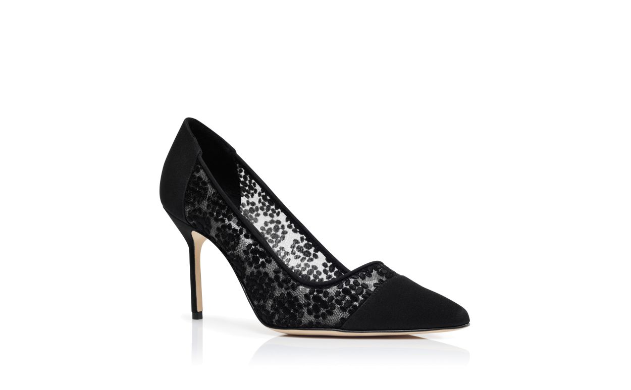 Pompes à lacet noir avec détails floraux