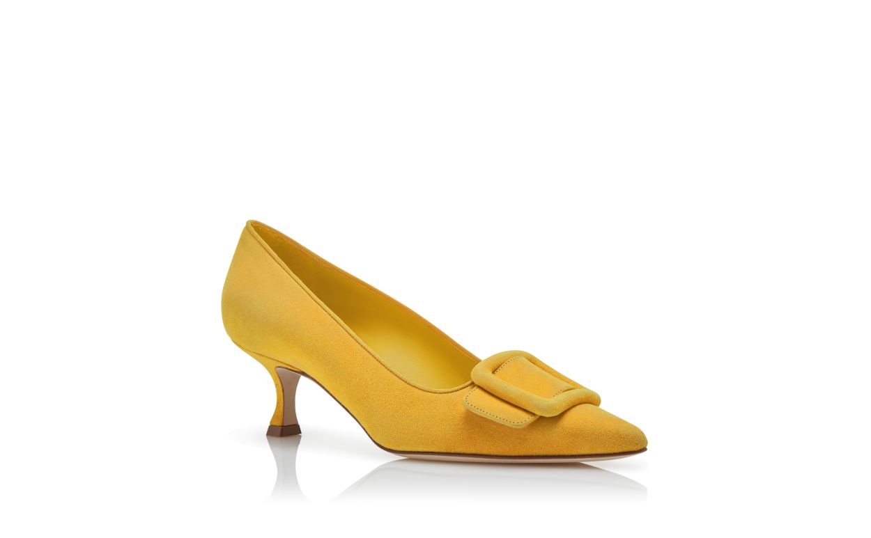 Pompes en daim jaune avec détail de boucle