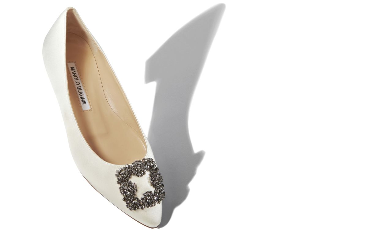 Mocassins plats à boucle de bijoux en satin blanc