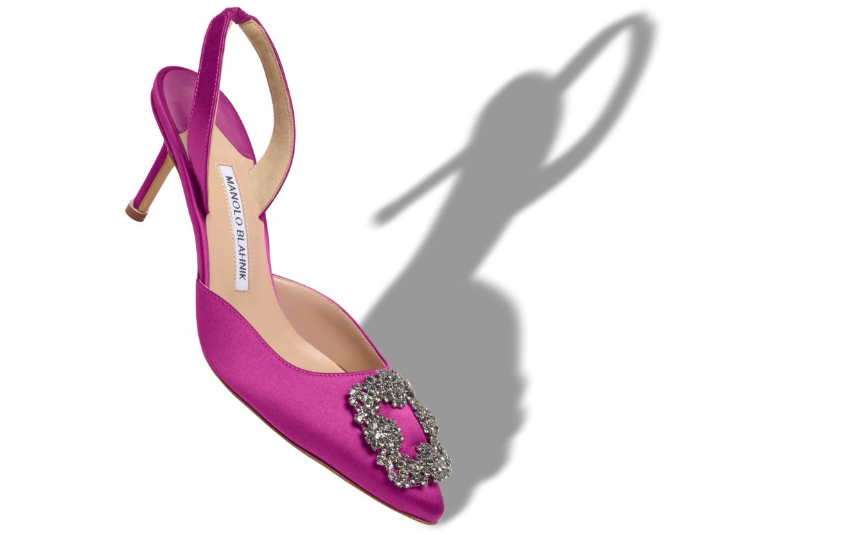 Pumps à brides élastiques en satin rose avec boucle bijou