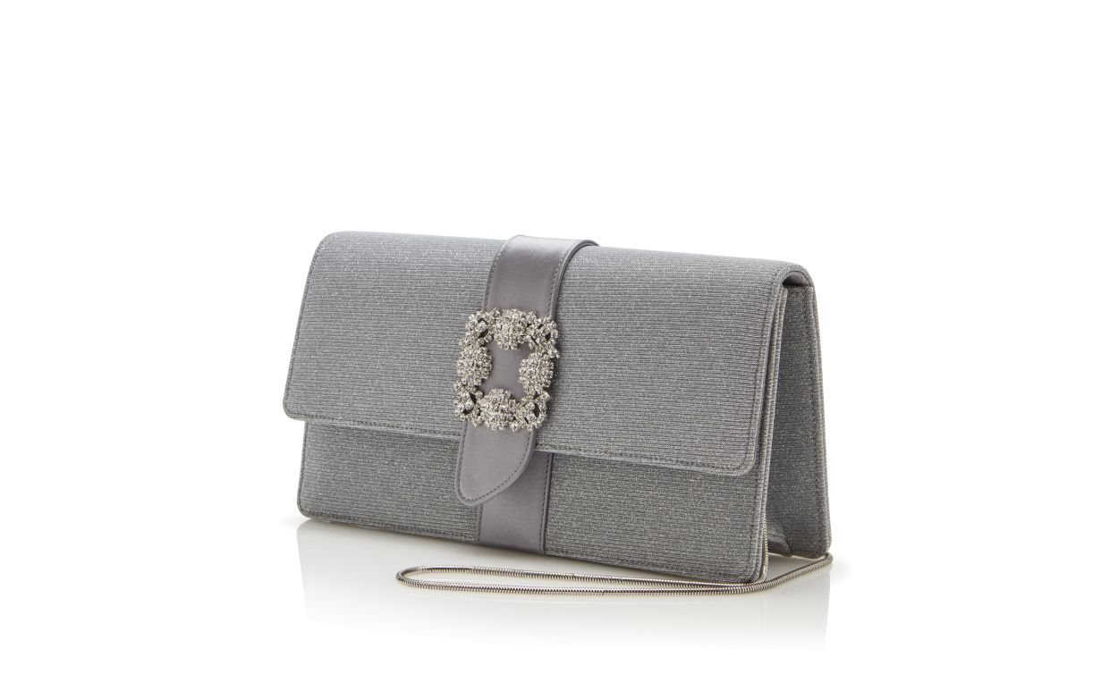 Sac à main rectangulaire en tissu argenté avec paillettes et boucle de bijou