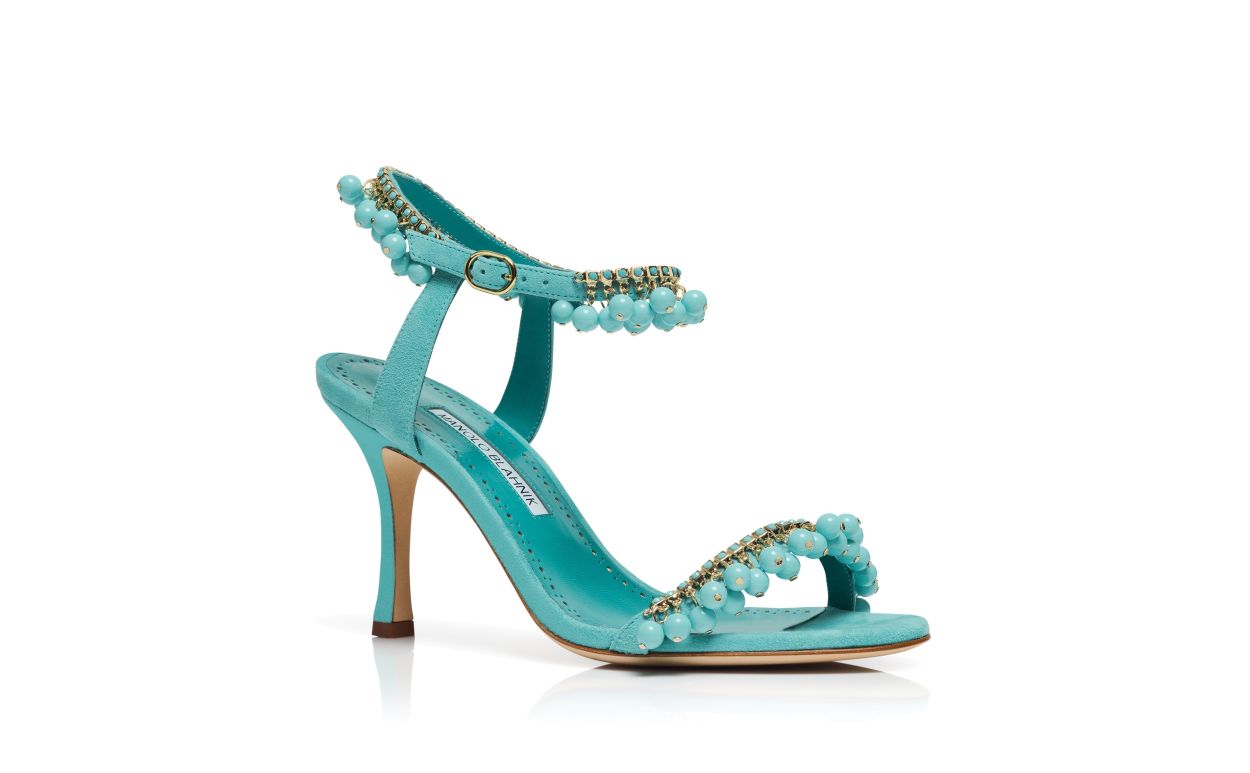 Sandales bleues en daim ornées de bijoux