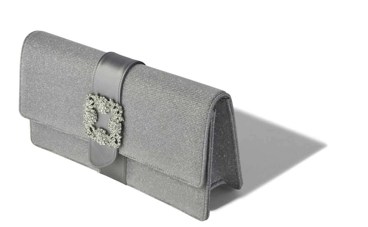 Sac à main rectangulaire en tissu argenté avec paillettes et boucle de bijou