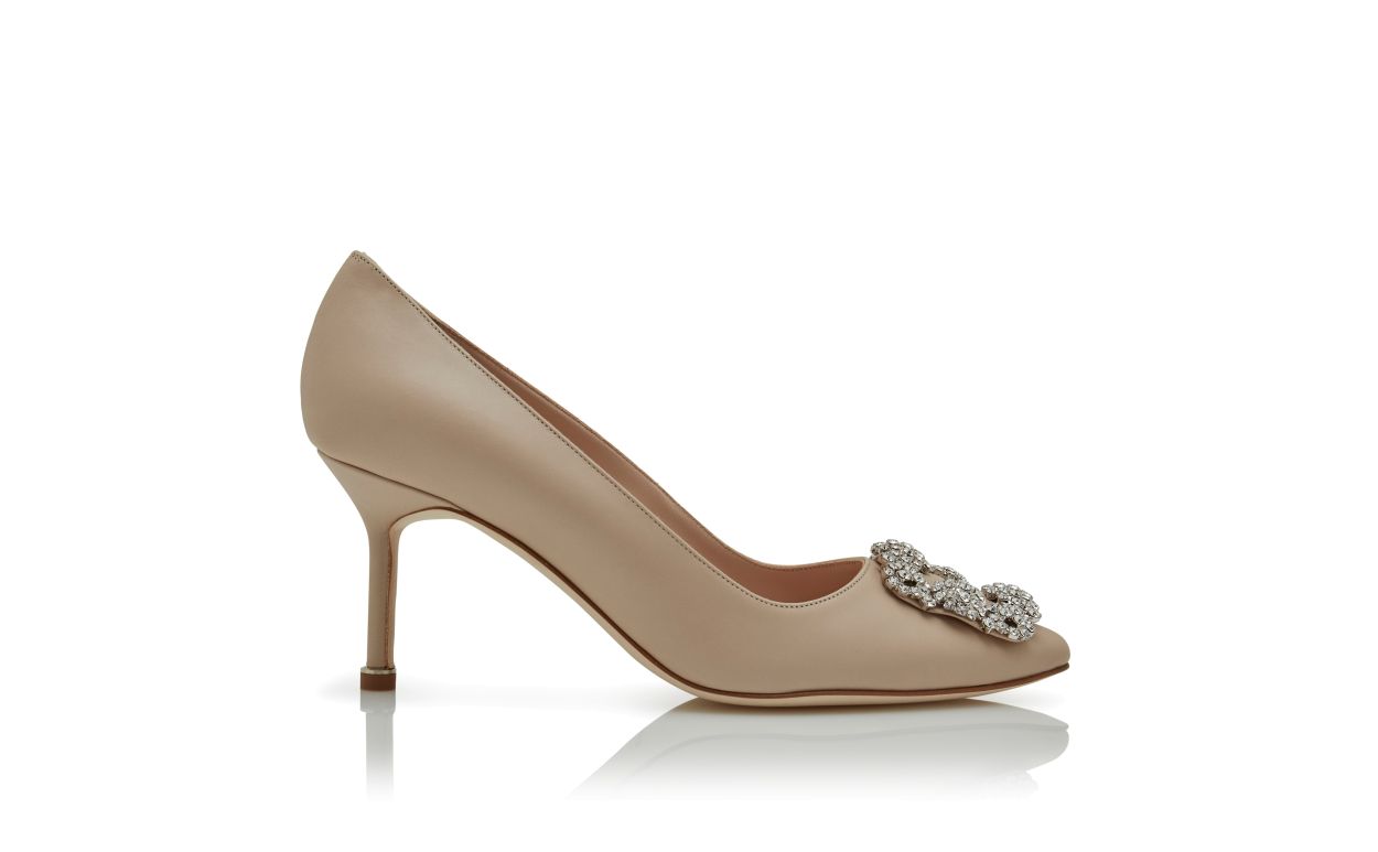 Pompes en cuir de veau beige clair avec boucle bijou