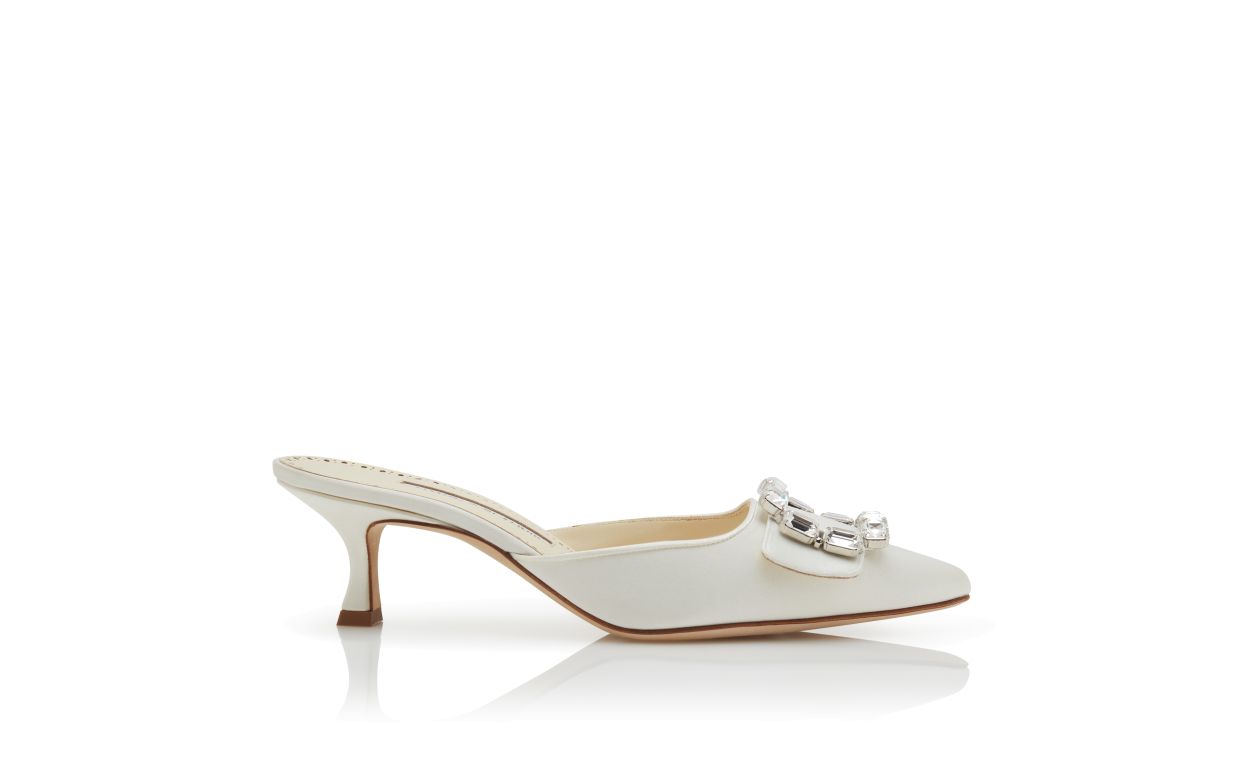 Mules en satin crème avec boucle de cristal