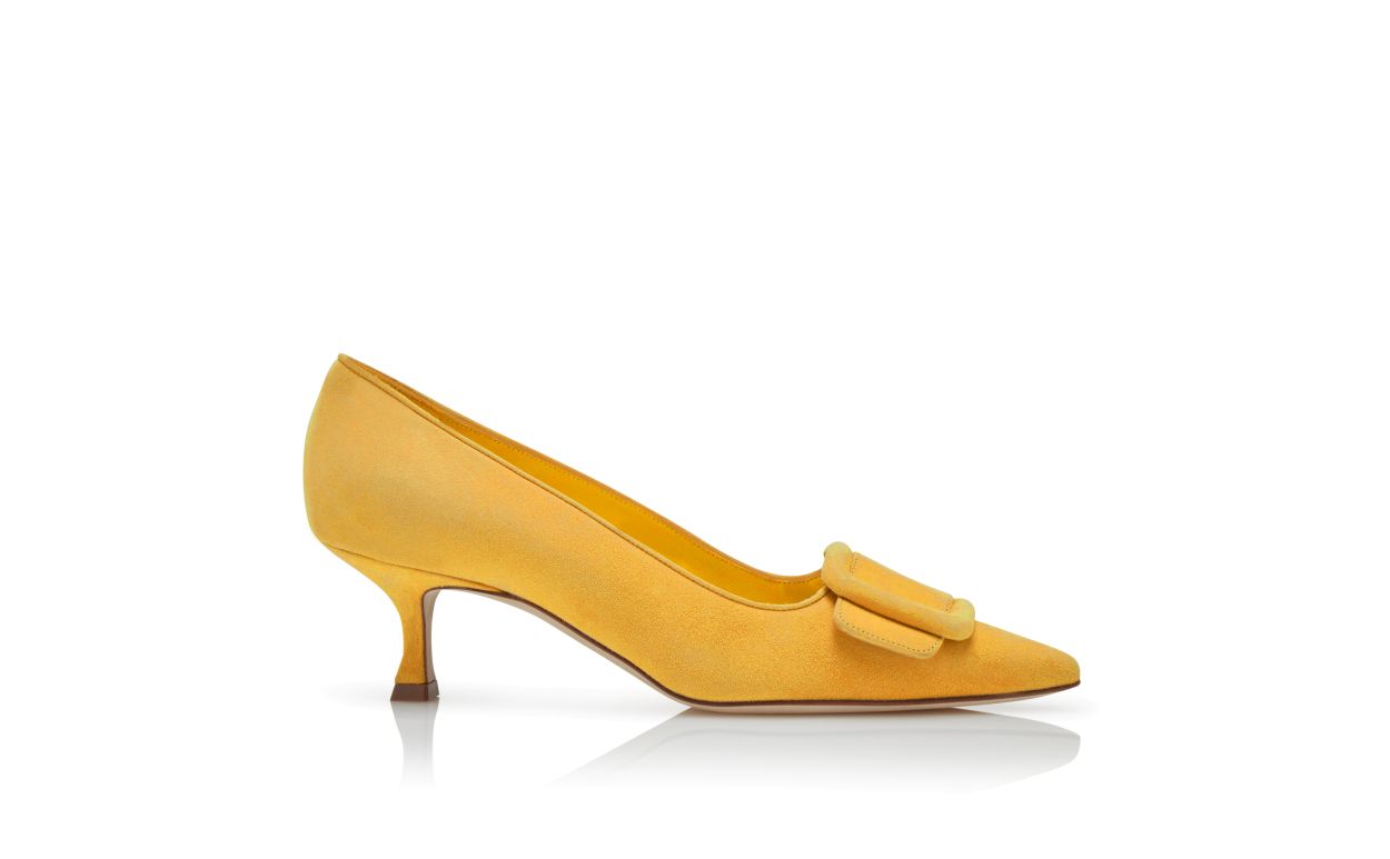 Pompes en daim jaune avec détail de boucle
