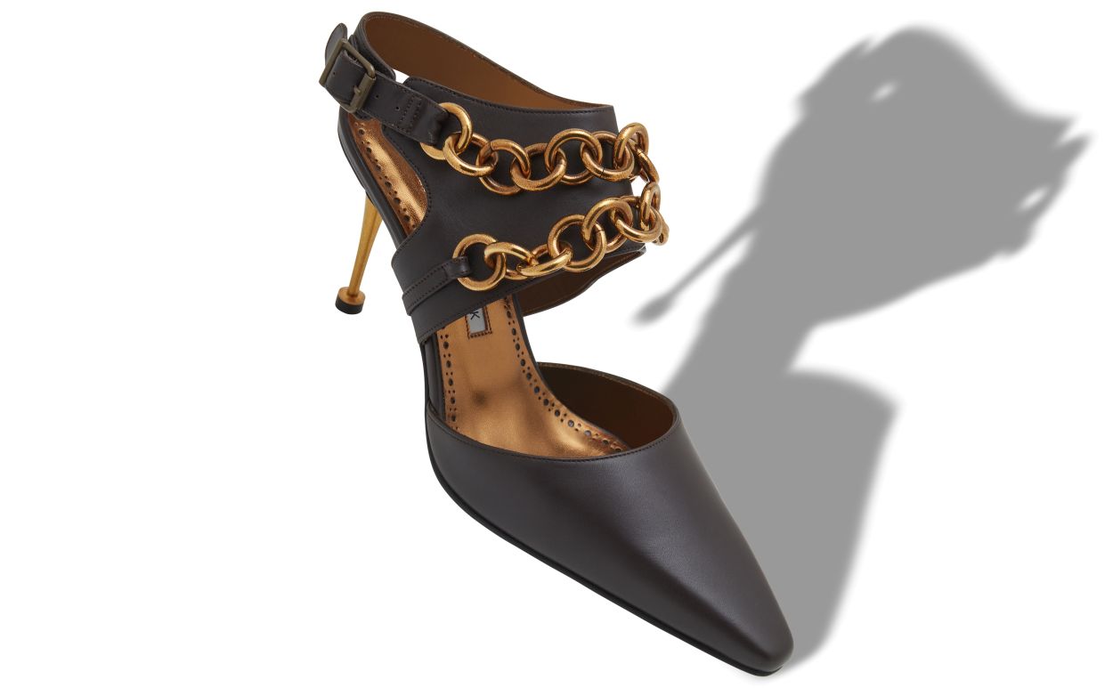 Pompes à talon aiguille en cuir de veau brun foncé avec brides cheville