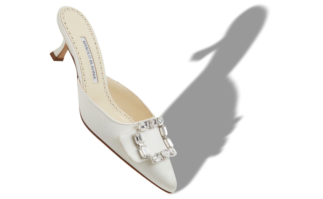 Mules en satin crème avec boucle de cristal