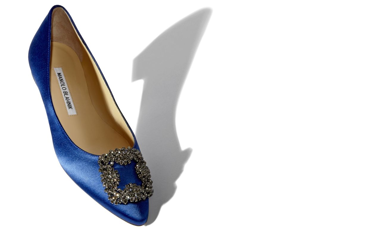 Escarpins plats à boucle de bijou en satin bleu