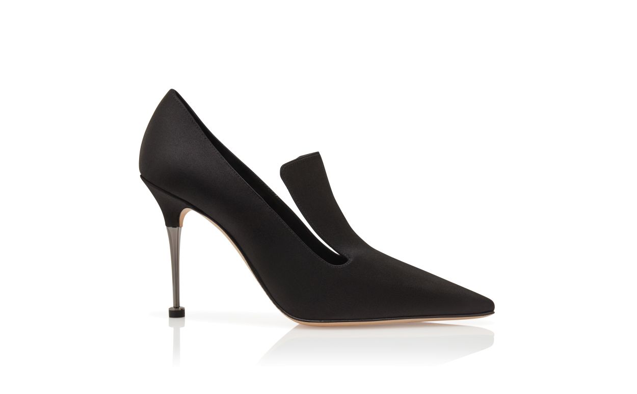 Pompes en satin noir avec détail sur le cou-de-pied