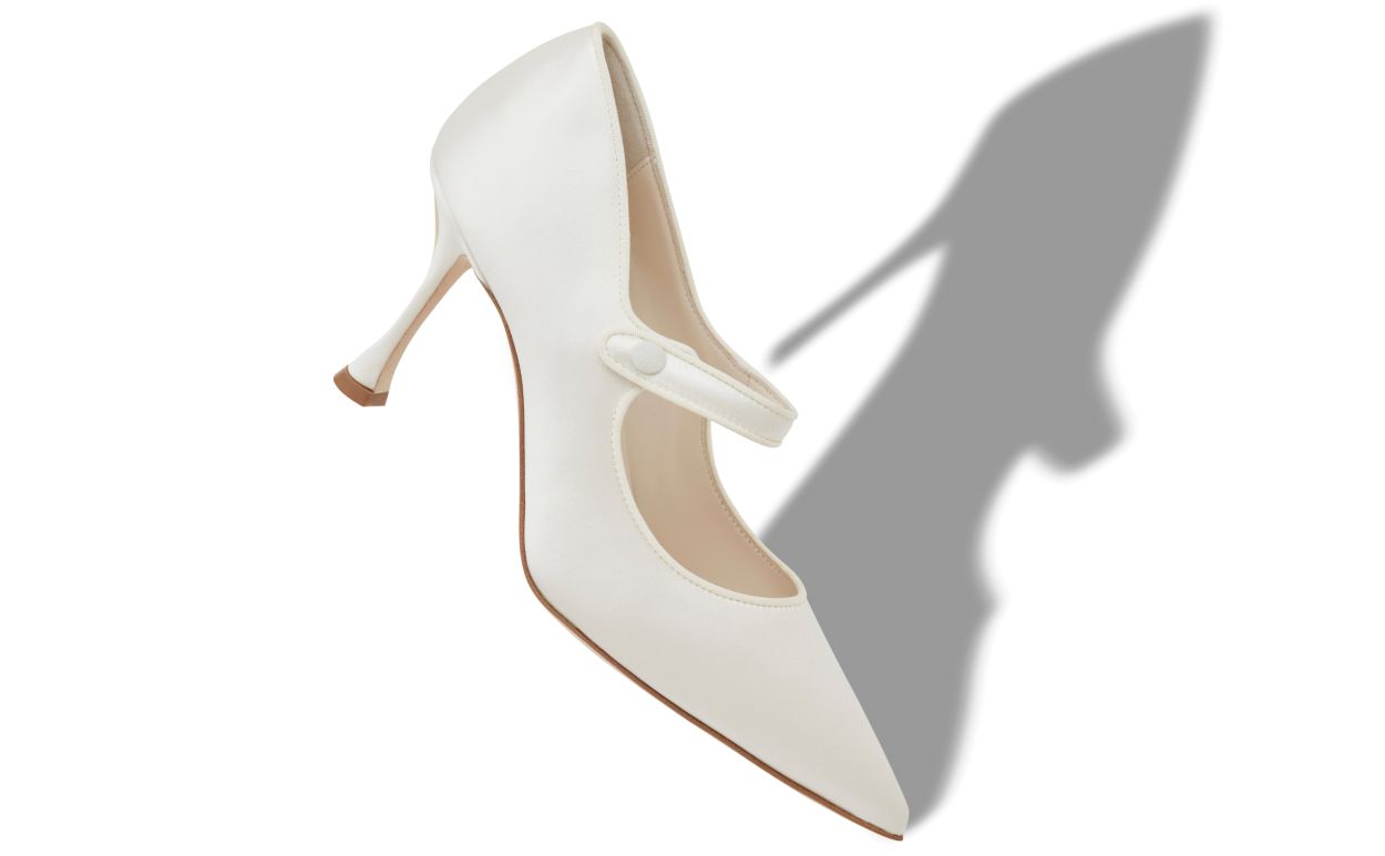 Escarpins en satin crème à bout pointu