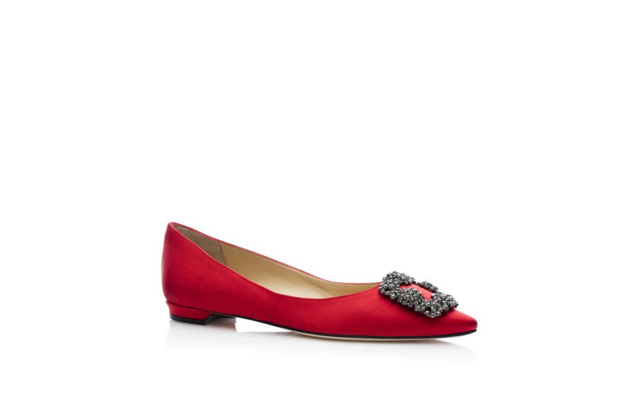 Escarpins plats à boucle de bijou en satin rouge