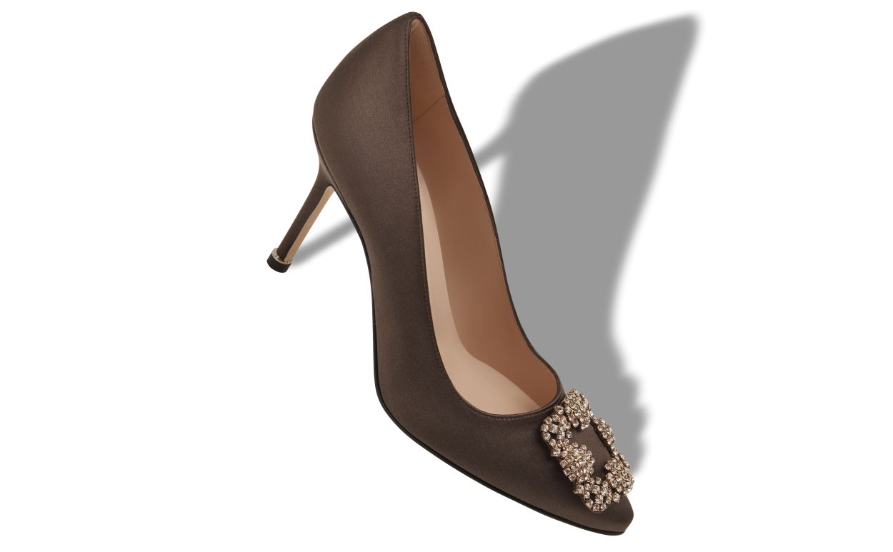 Escarpins en satin brun avec boucle bijou