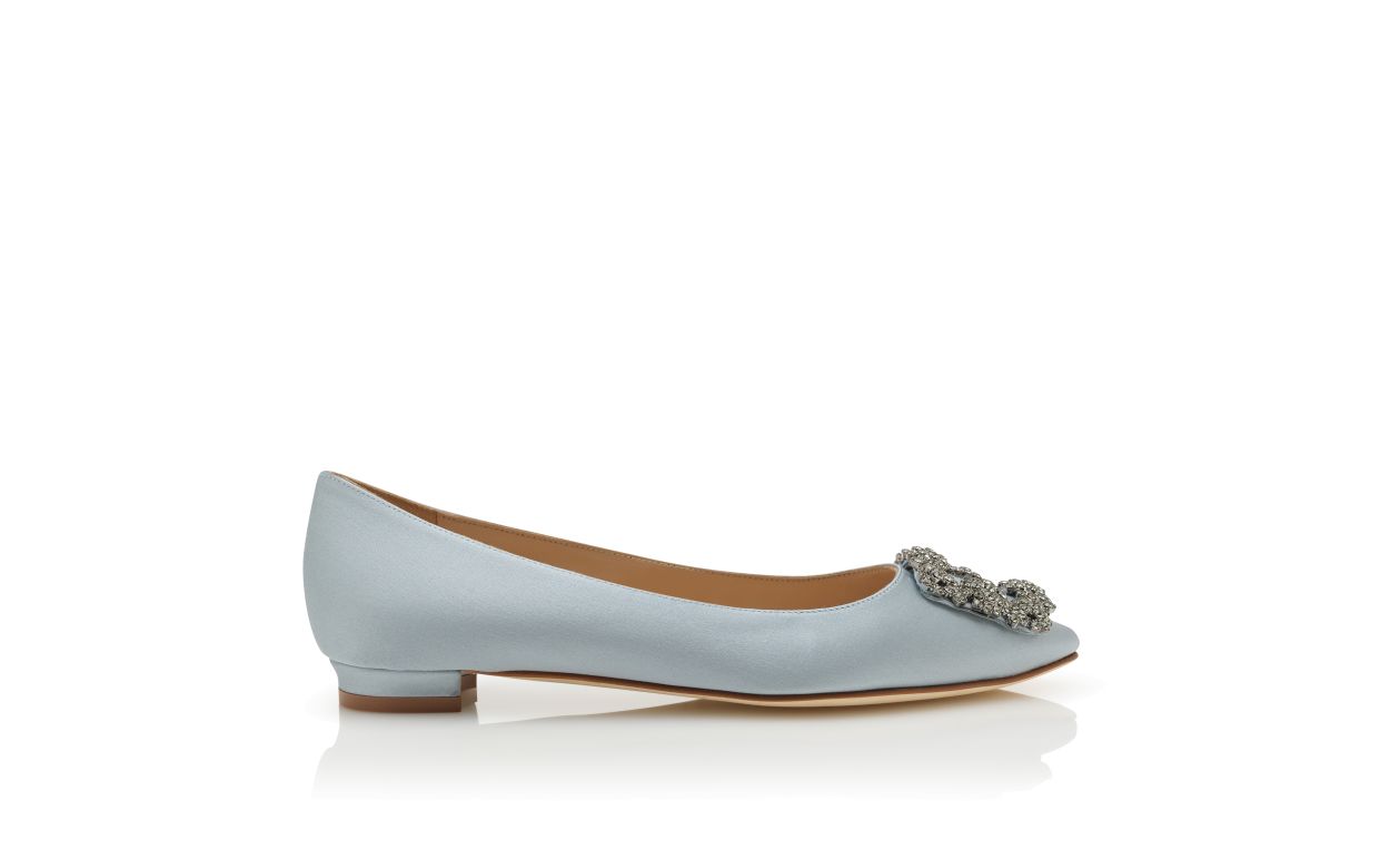 Escarpins plats à brides de bijoux en satin bleu clair