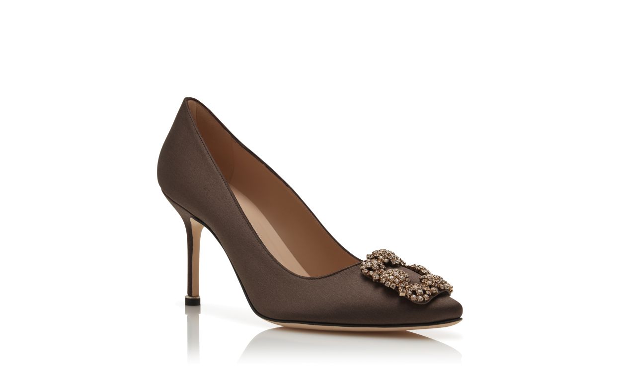 Escarpins en satin brun avec boucle bijou