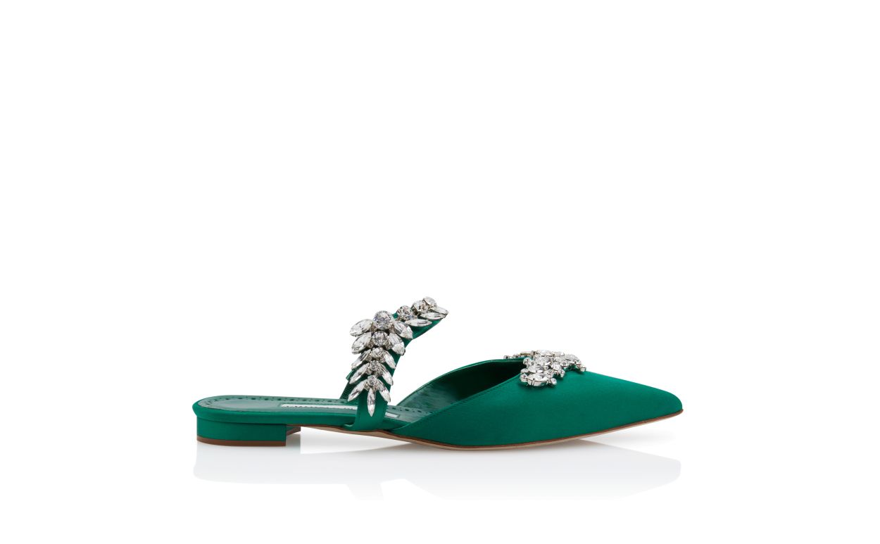 Mules plates en satin vert ornées de cristaux