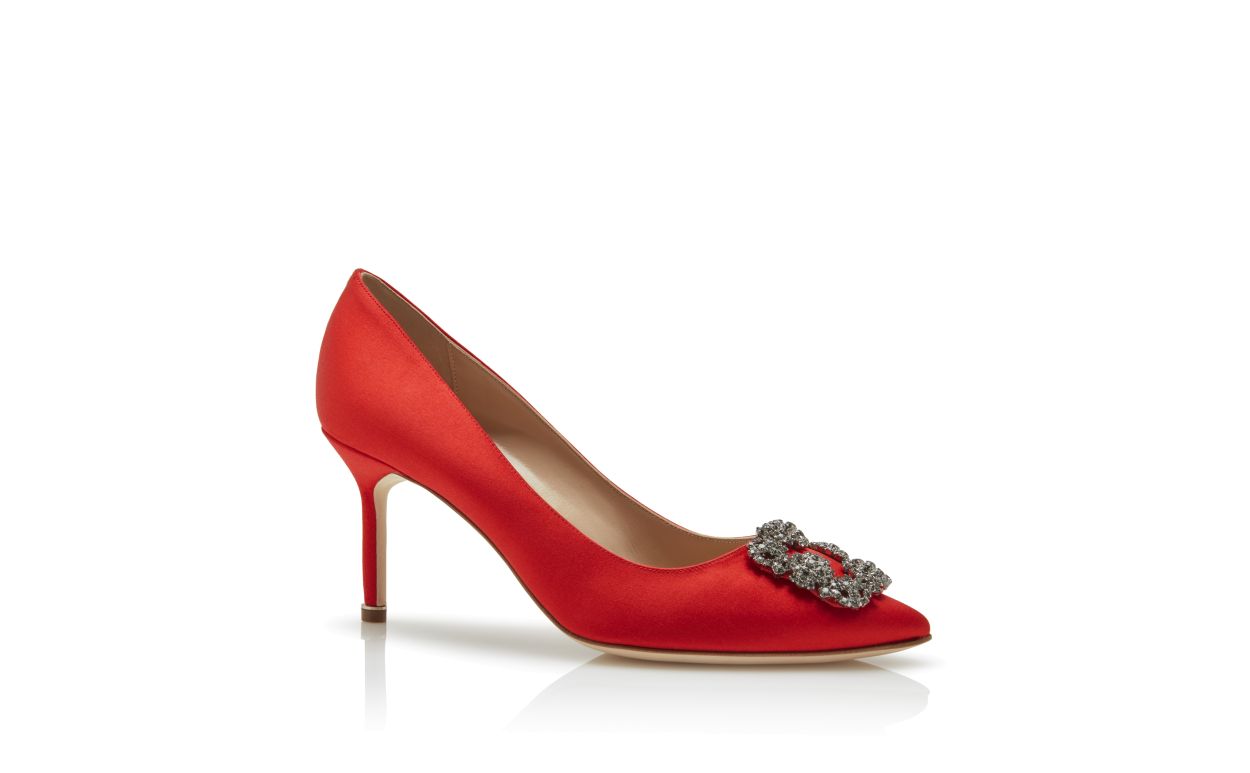Pompes à talon aiguille en satin rouge avec boucle bijou