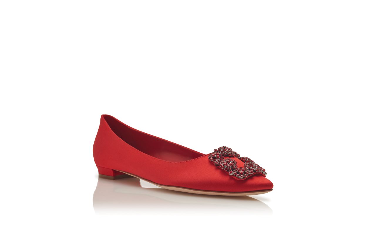 Pompes plates en satin rouge à boucle de bijou