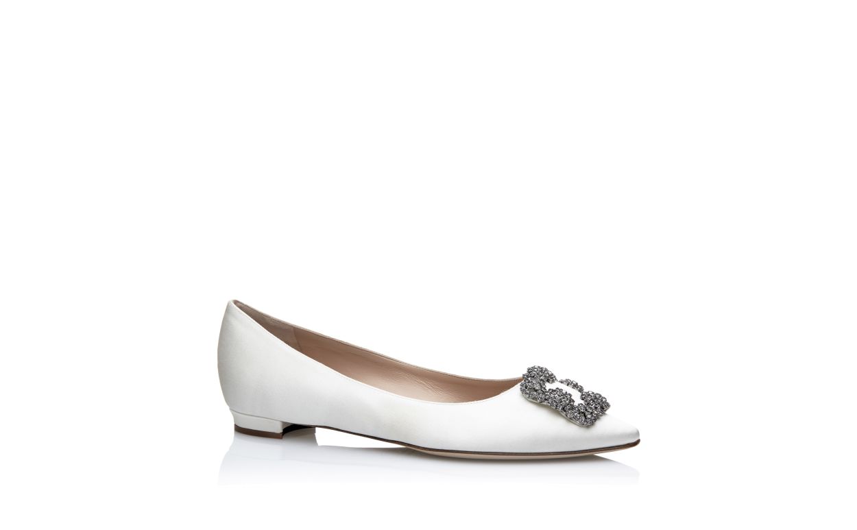 Mocassins plats à boucle de bijoux en satin blanc