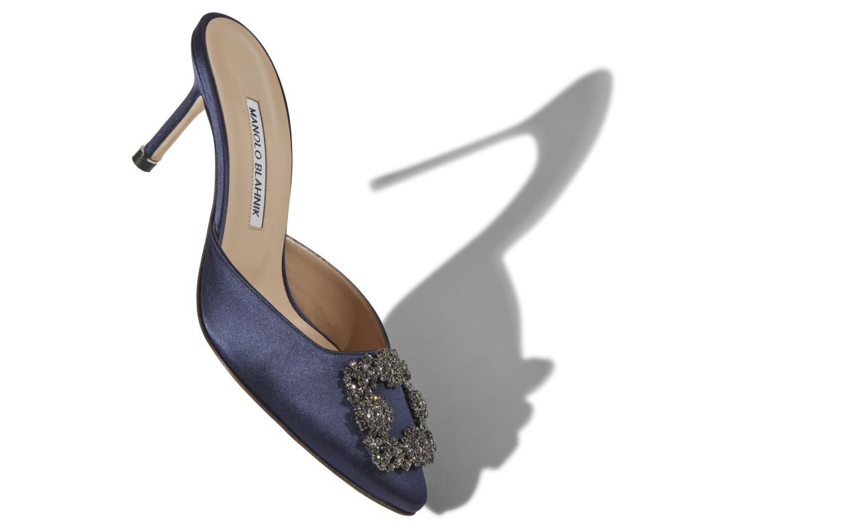 Mules à bout en almond en satin bleu marine avec boucle bijou