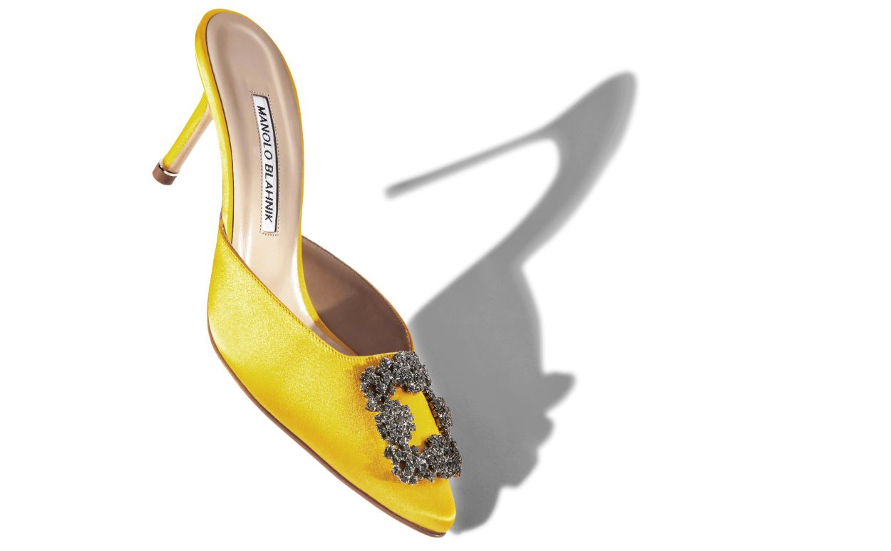 Mules à brides de bijoux en satin jaune